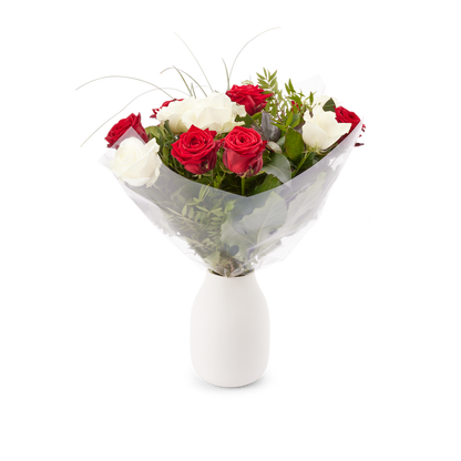 Boeket rode en witte rozen