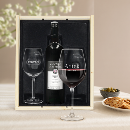 Maison de la Surprise Merlot met gegraveerde glazen