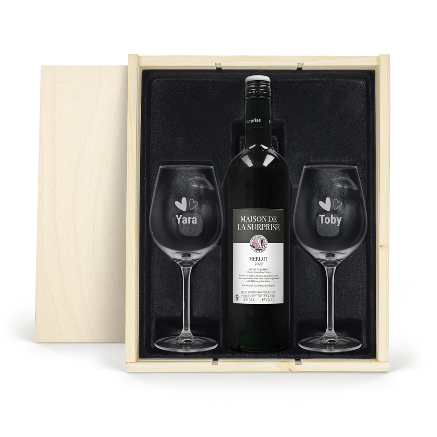 Maison de la Surprise Merlot met gegraveerde glazen