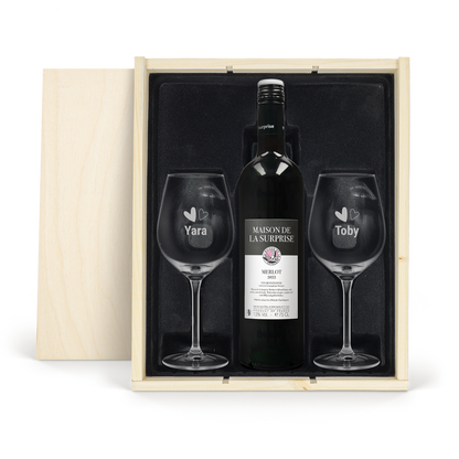 Maison de la Surprise Merlot met gegraveerde glazen