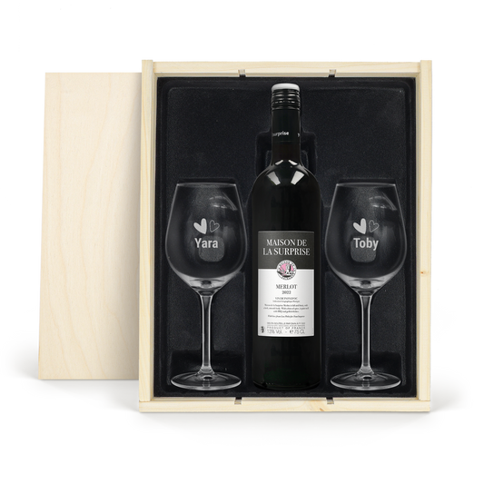 Maison de la Surprise Merlot met gegraveerde glazen